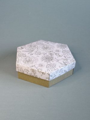 ШЕСТИГРАННЫЕ КОРОБКИ С КРАФТ ДНОМ ИЗ МИКРОГОФРОКАРТОНА + КРЫШКА С ПРИНТОМ «Золотые цветы на розовом фоне» (15Х15Х7\10 СМ, 20Х20Х6\10 СМ, 25Х25Х4\10 СМ)