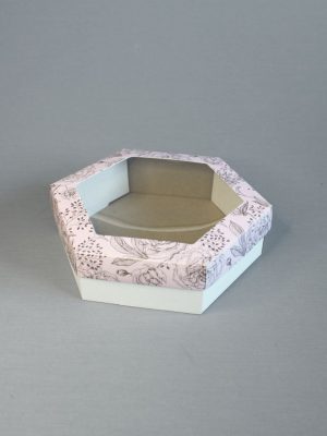 ШЕСТИГРАННЫЕ КОРОБКИ С БЕЛЫМ ДНОМ ИЗ МИКРОГОФРОКАРТОНА + КРЫШКА С ОКНОМ С ПРИНТОМ «Золотые цветы на розовом фоне» (15Х15Х7\10 СМ, 20Х20Х6\10 СМ, 25Х25Х4\10 СМ)