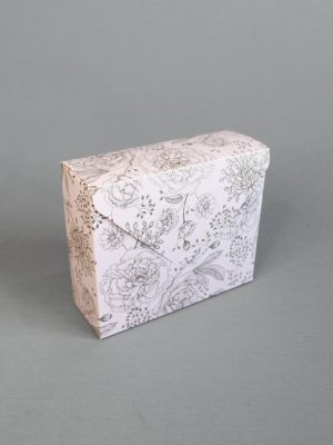 КОРОБКА-КОНВЕРТ С ПРИНТОМ «Золотые цветы на розовом фоне» (17х14х6 см, 270 гр\м2)