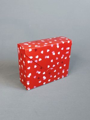 КОРОБКА-КОНВЕРТ С ПРИНТОМ «Конфетти из сердечек на красном фоне» (17х14х6 см, 270 гр\м2)